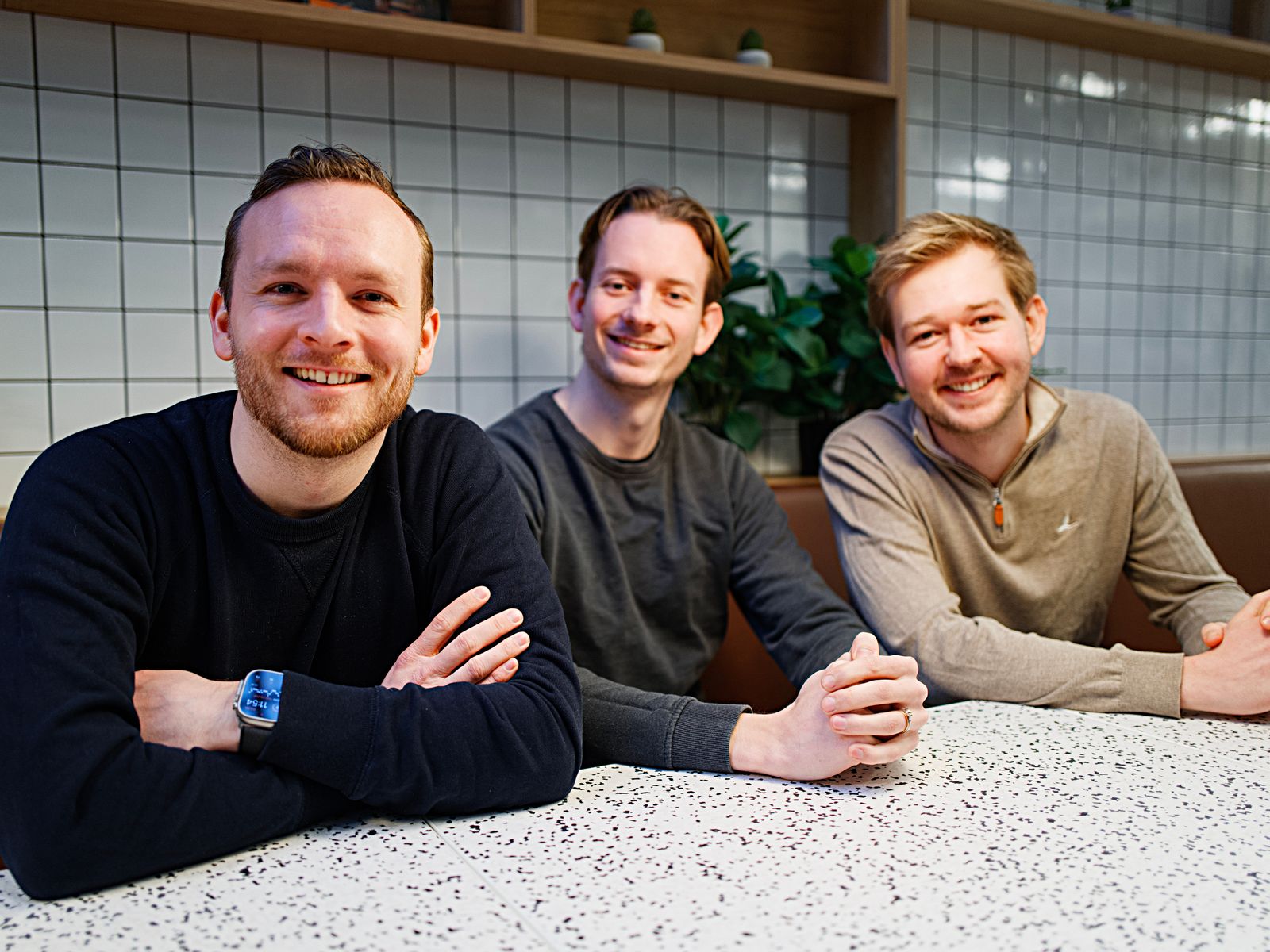 De drie oprichters van Cobrief rond een tafel
