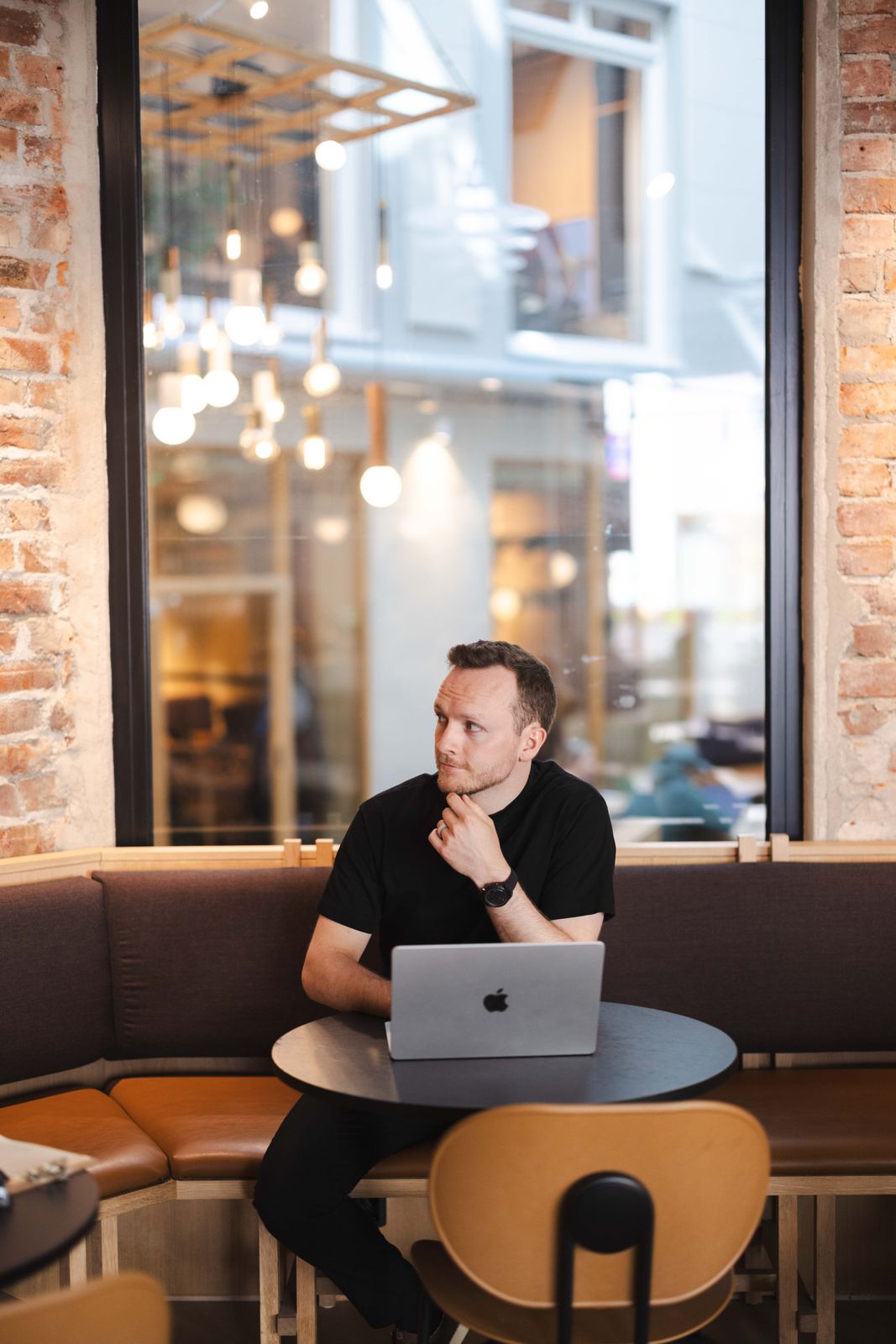 Een van de Cobrief-oprichters met laptop in het cafégedeelte