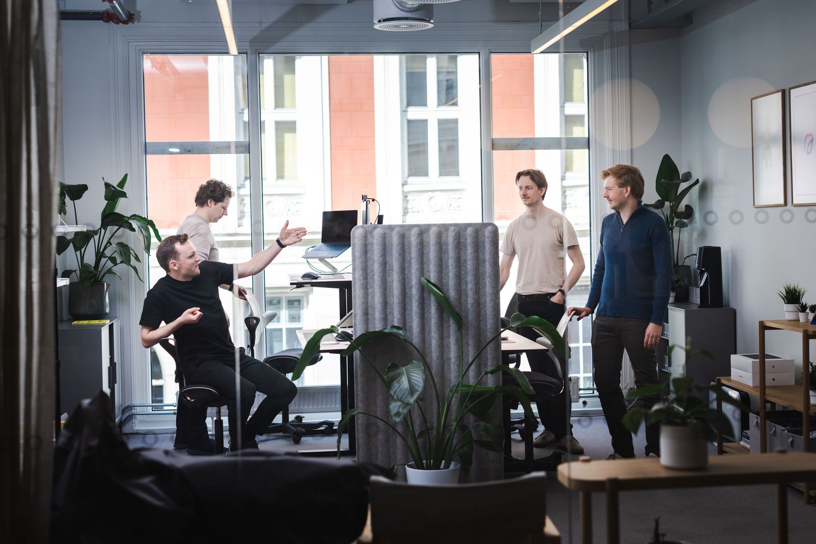 Een deel van het Cobrief-team in discussie op kantoor