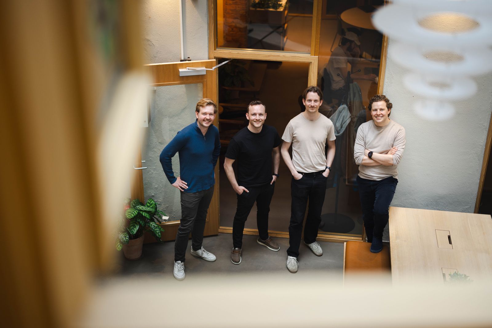 Een deel van het Cobrief-team bij de ingang van het kantoor