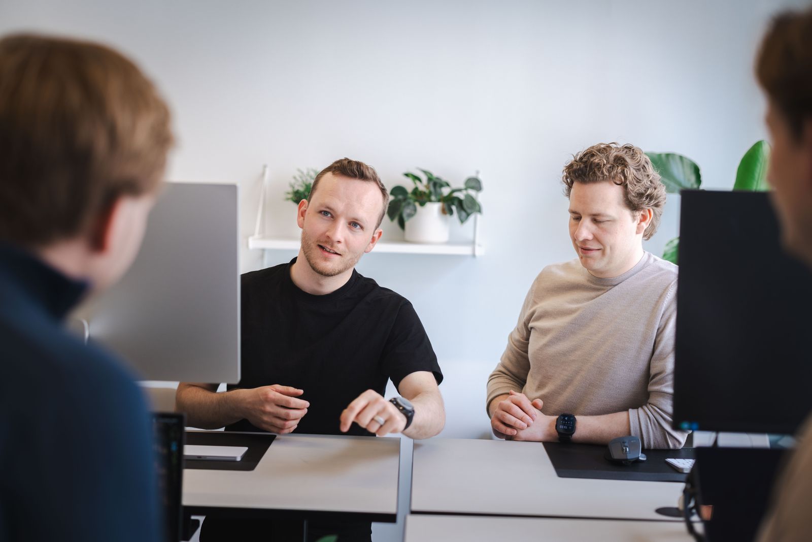 Twee van het Cobrief-team in gesprek aan het bureau