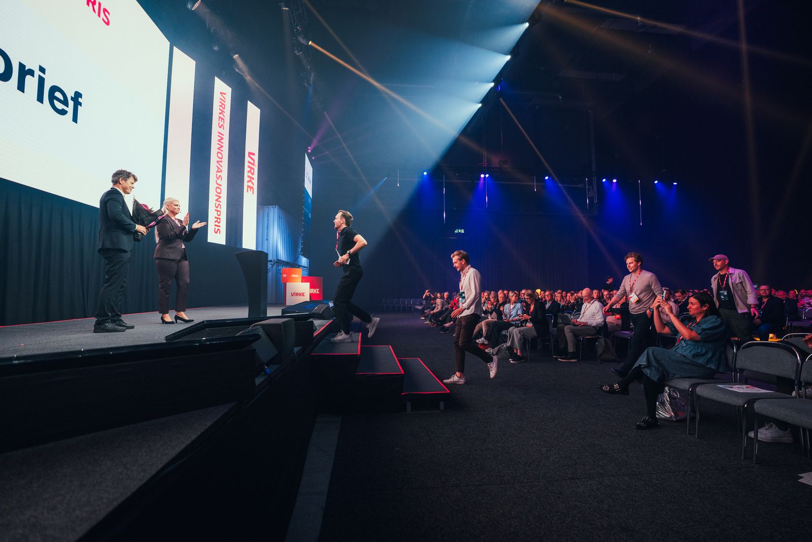 Het Cobrief-team op weg naar het podium tijdens de prijsuitreiking van Virke
