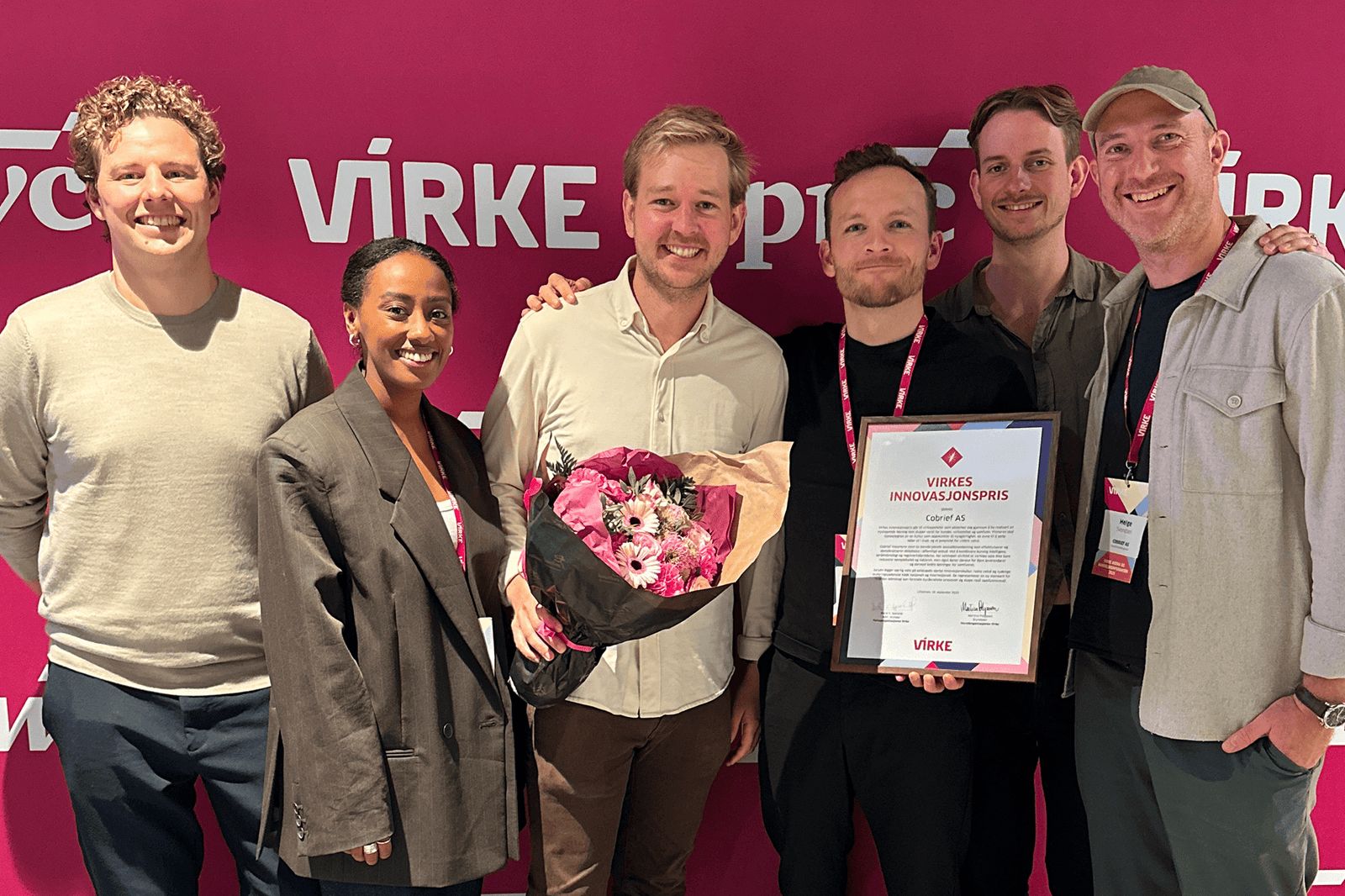 Het Cobrief-team met het diploma van Virkes innovatieprijs 2025