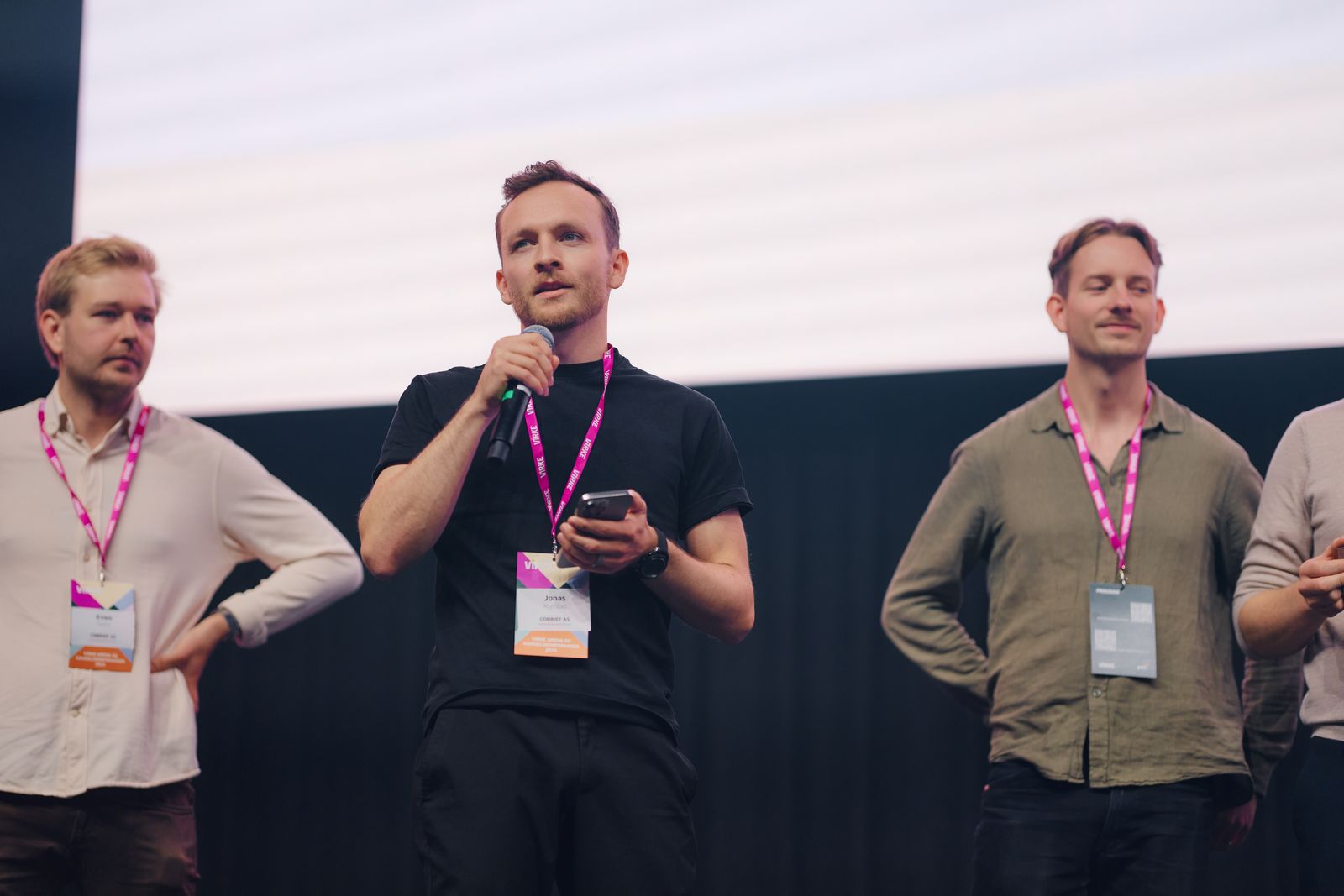 Jonas Klafstad met microfoon op het podium tijdens de prijsuitreiking van Virke