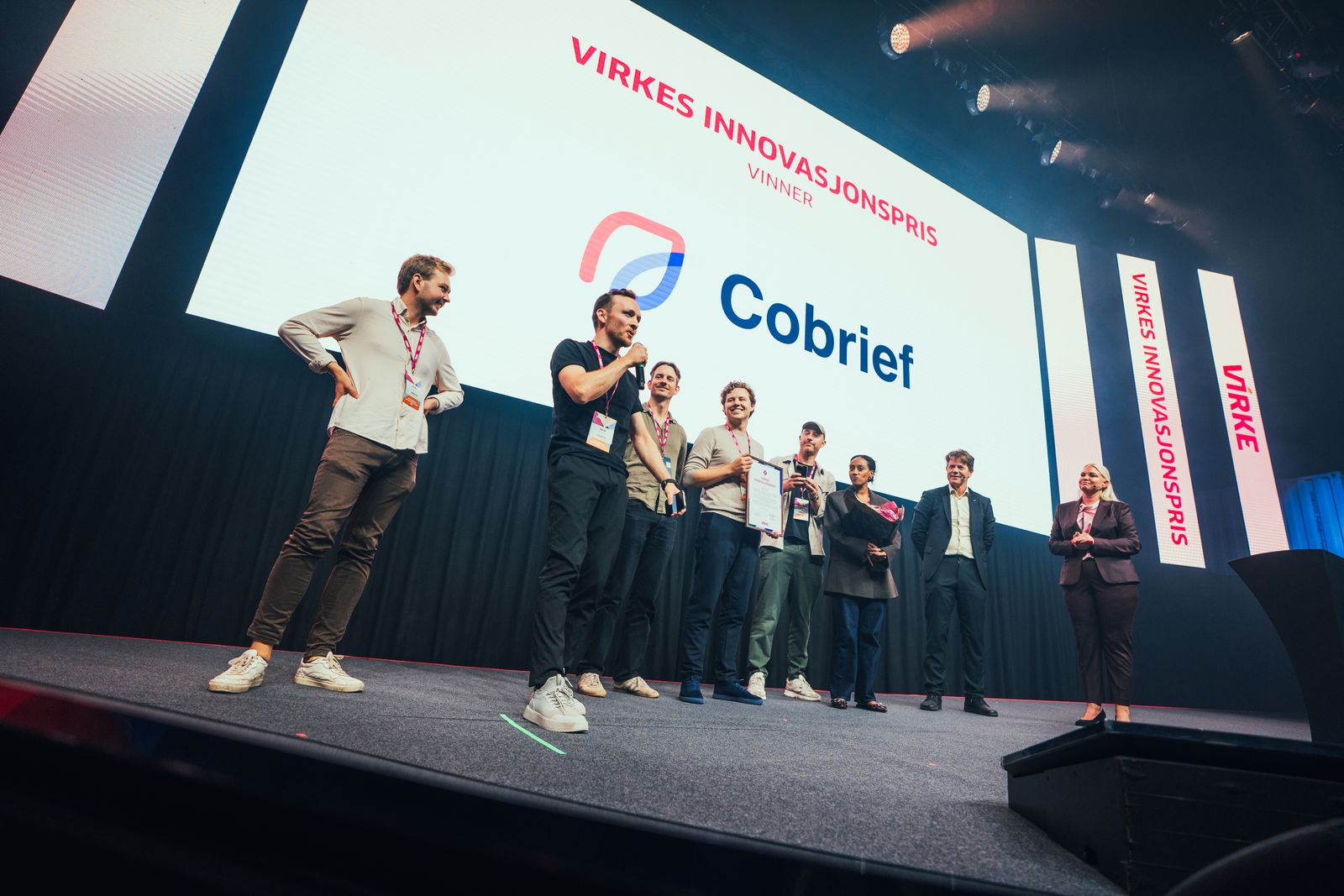 Het Cobrief-team op het podium als winnaar van Virkes innovatieprijs 2025